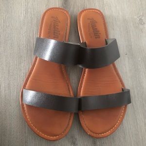 Austin women Sz 10 sandals minimalists flats black strap